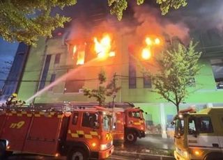 인천 가좌동 공장 화재, 5시간40분 만에 진화…소방관 2명 부상