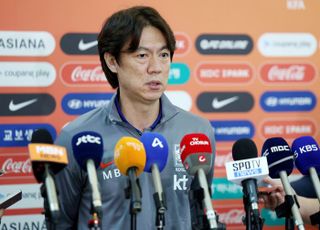 이라크로 출국한 홍명보 감독 “손흥민, 무리하게 기용 안 해”