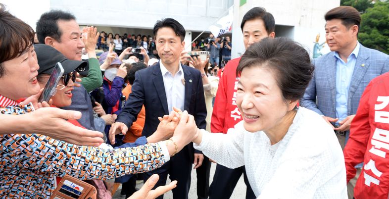 '윤석열과는 단절, 박근혜와는 합일'…막판 '보수결집'에 전직 대통령 역할은