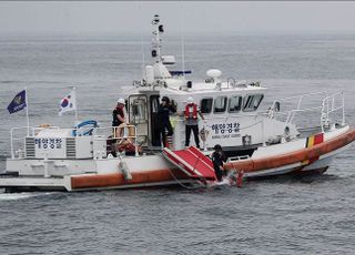 일가족 4명 탑승 승용차, 진도항 인근 바다로 빠져…해경 수색중