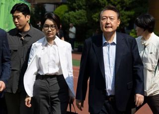 윤석열 전 대통령 부부도 투표…취재진 질문엔 무응답