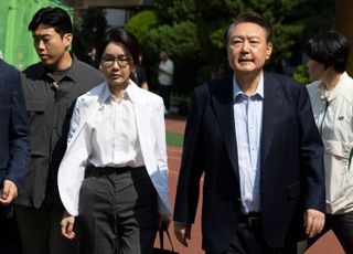 윤석열 전 대통령 부부도 투표…취재진 질문엔 무응답