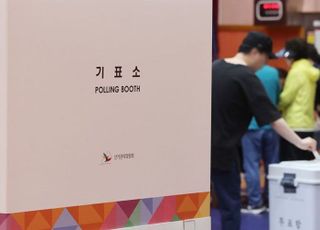 "후보 이름 안 보여"…투표용지 찢은 80대 유권자 검거