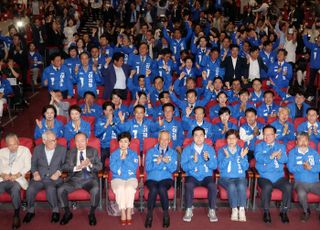 이재명 51.7% 압승 예상, 출구조사 발표에 기뻐하는 민주당