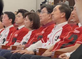 [현장] '마른 세수' '뒷목'…적막감으로 가득찬 국민의힘