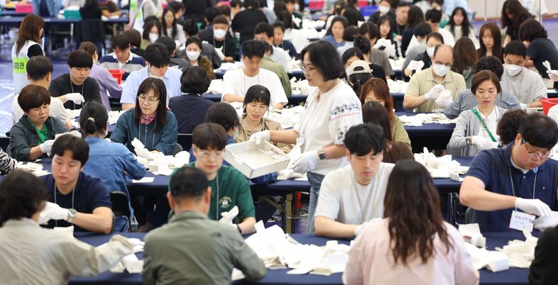 새 대통령, 합참 보고로 업무 시작…국정 1순위된 외교·안보