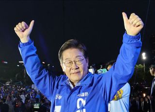 [속보] 자택 나선 이재명 "국민의 위대한 결정에 경의 표한다"