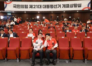 텅 빈 상황실 속 안철수, '이재명 확정' 순간도 홀로 자리 지킨 이유는…