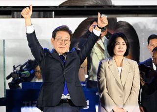 '당선 확실' 지지자들에 화답하는 이재명 민주당 대선 후보