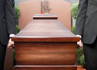 “심장도 멈췄었는데...” 관에 실리던 88세 女, 살아있었다