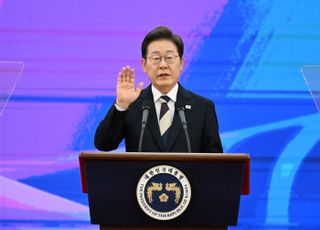 [속보] 李대통령 "AI·반도체 등 첨단 기술 산업 대대적 투자 지원"