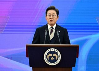李대통령, 국회 청소노동자·방호직원들에게 일일이 감사 인사