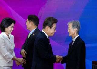 악수하는 이재명 대통령과 조희대 대법원장