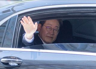 시민들에게 인사하며 여의도 떠나는 이재명 대통령
