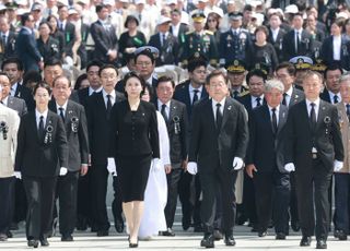 [속보] 李대통령 "제복입은 시민들, 복무여건 개선…평화로운·안전한 나라 만들어야"