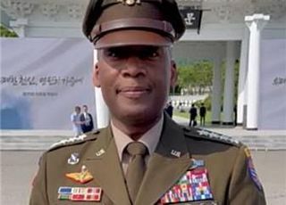 주한미군사령관, 현충원 참배…"모든 한국전쟁 참전용사께 감사"