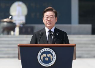 李 "모두를 위한 특별한 희생엔 특별한 보상 주어져야"…현충일 추념사