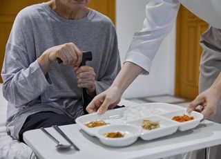 복지센터 노인 낙상 사고 낸 50대 요양보호사…항소심서 감형