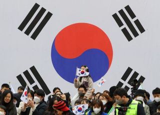현충일에 태극기 무더기 무단 투기…경찰 조사 나서