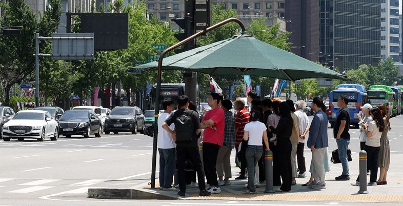 [오늘 날씨] 낮 기온 '30도' 이어지는 더위...여름 단골 피부질환 '무좀'에 대처하는 자세