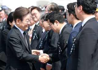"자주 뵙기를"…이 대통령, 단톡방 "남아달라" 요청 뒤로 퇴장