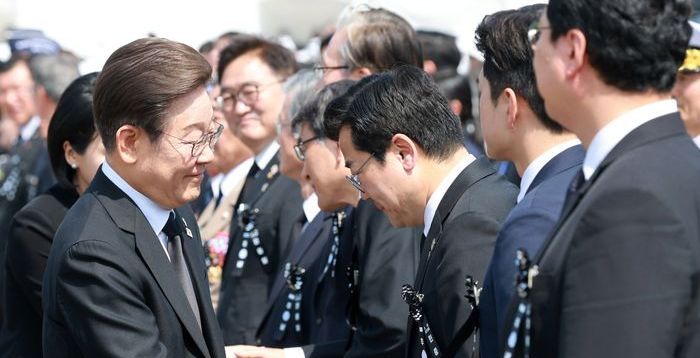 "자주 뵙기를"…이 대통령, 단톡방 "남아달라" 요청 뒤로 퇴장