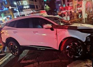거제 교차로서 SUV 상가 돌진…길 가던 10대 여성 등 3명 사상