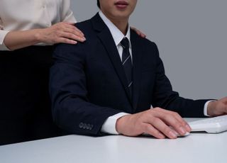 함께 근무하는 20대 남성 바지·속옷 내린 50대 여성…벌금 280만원