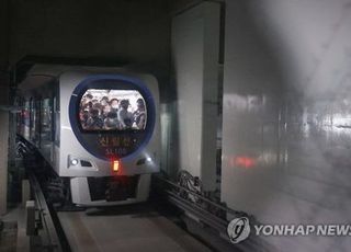 [속보] 신림선 샛강역 전동휠체어 추락…열차 운행 중지