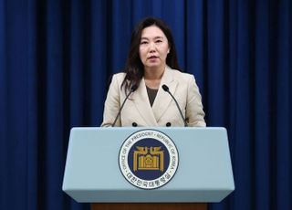 대통령실, 李 제안에 브리핑룸 개편…질문하는 기자 비춘다
