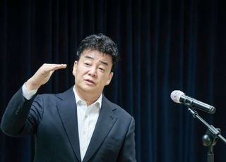 더본코리아, 강석원 대표 사임...백종원 단독 대표 체제로