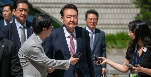 경찰, '피의자 신분' 윤석열 전 대통령 소환 통보