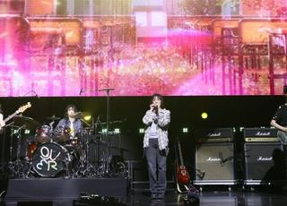 “믿고 듣는 Q팝으로”…QWER, ‘눈물참기’로 4연타 흥행 노린다 [D:현장]