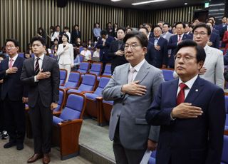 친윤 "김용태 물러나라" vs 친한 "내란당 오명서 벗어나야"…국민의힘 의총서 난상토론
