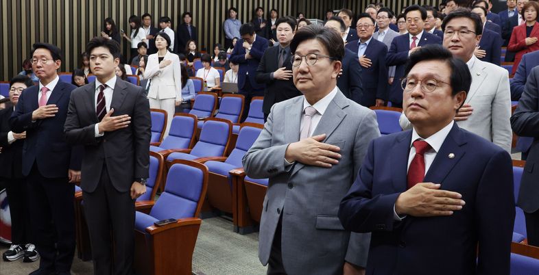 친윤 "김용태 물러나라" vs 친한 "내란당 오명서 벗어나야"…국민의힘 의총서 난상토론