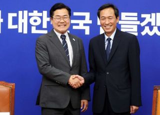 우상호 정무수석, 박찬대 접견…"정부·여당 '소통 통로' 되겠다"