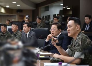 민주주의 파괴로 배운 국방부 장관 문민화 [기자수첩-정치]