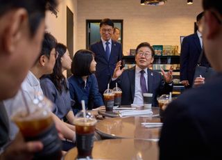 기자들과 깜짝 티타임·연일 SNS…'소통왕' 李대통령