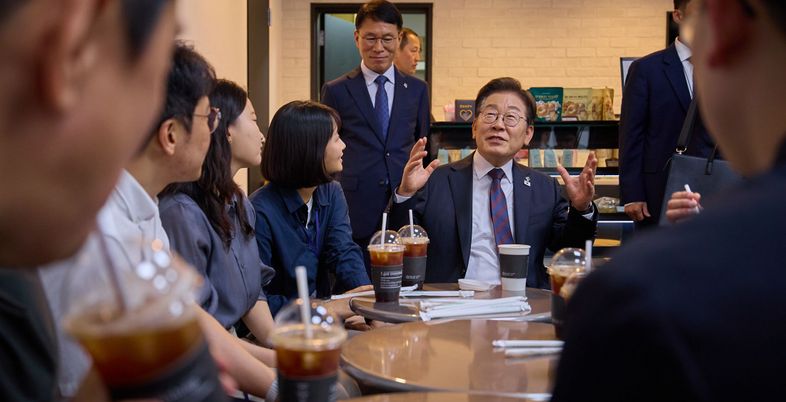 기자들과 깜짝 티타임·연일 SNS…'소통왕' 李대통령