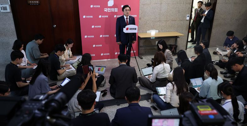 국민의힘, 의원총회 전격 취소…"김용태 거취 등 신임 원내지도부가 이어갈 것"