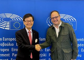 윤진식 무협 회장, EU 통상 아웃리치…“역내 기업과 동등한 대우해달라”