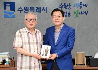 '독립운동가 이상설' 후손 이재준 수원시장, '임면수 평전' 저자에게 수원포럼 제안