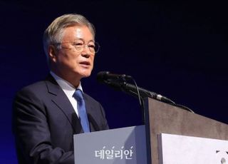 '뇌물 혐의' 문재인 전 대통령, 관련 재판 울산지법 관할 이송 신청