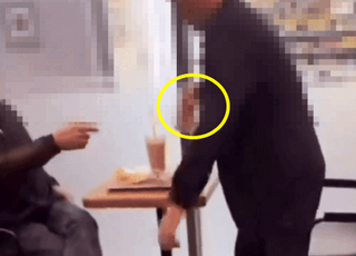 [영상]“한번 안아볼까”라더니 음료수 투척...노인 돌발 행동 논란