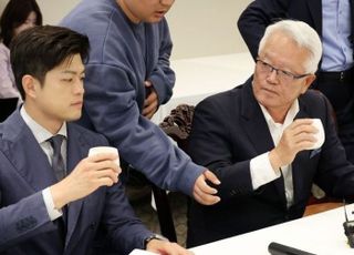 [데일리안 오늘뉴스 종합] 국민의힘 상임고문단, 김용태 '임기 연장'에 힘…'뇌물 혐의' 문재인 전 대통령, 관련 재판 울산지법 관할 이송 신청…美 LA이어 텍사스도 주 방위군 투입 등