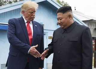 美 “트럼프, 김정은과 서신 교환에 열려 있어…관계 진전 원해”