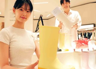신세계백화점, 장마철 대비 '서머 슈즈 페어' 행사 진행