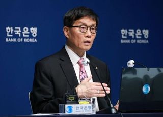 이창용 "경기 부양책 시급…완화적 통화정책 기조 유지할 것"