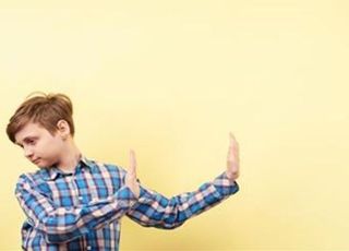 무조건 “안 해!”, “싫어”부터 하는 아이, 왜 그럴까요? [이기나의 ‘이기는 육아’㊲]