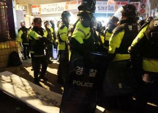 '서부지법 사태' 공수처 차 막아선 가담자 8명, 첫 보석 허가